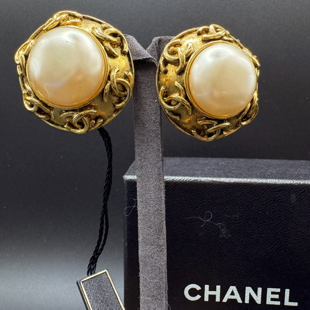 LOT 1240 24K gold plated CHANEL vintage pearls CC logo round clip on earrings